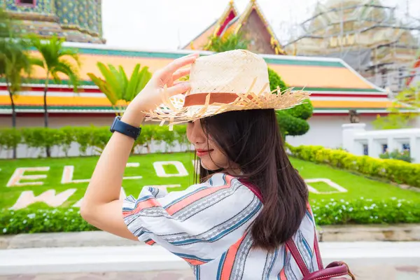 Güzel Asyalı turist kadın sırt çantasıyla seyahat ediyor. Buda tapınağında yürüyor. Tayland Bangkok 'u geziyor.