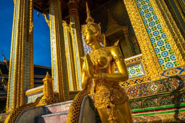 Bangkok, Tayland 'daki Phra Kaew Büyük Sarayı' ndaki altın melek heykeli zümrüt Budist tapınağı.