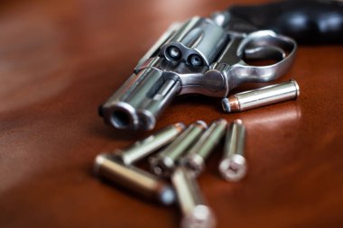 357 magnum gizlenmiş tabanca kahverengi deri arka planda kişisel savunma