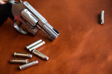 357 magnum gizlenmiş tabanca kahverengi deri arka planda kişisel savunma