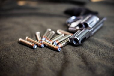 357 magnum gizlenmiş tabanca kahverengi deri arka planda kişisel savunma