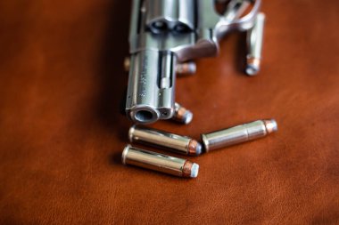 357 magnum gizlenmiş tabanca kahverengi deri arka planda kişisel savunma