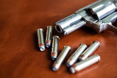 357 magnum gizlenmiş tabanca kahverengi deri arka planda kişisel savunma