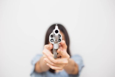 Beyaz arka planda 44 'lük Magnum tabancası olan seksi, tehlikeli, güzel bir kadın.