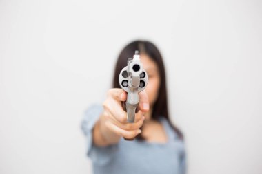 Beyaz arka planda 44 'lük Magnum tabancası olan seksi, tehlikeli, güzel bir kadın.