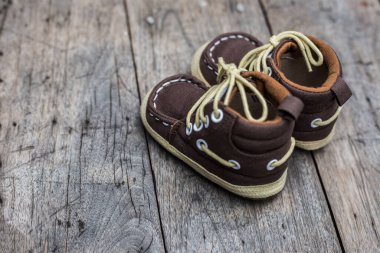 Ahşap arka planda çocukların eski ayakkabı desenleri