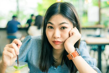 Güzel bir kadın kafede buzlu soda içer yaz içkisi içer.