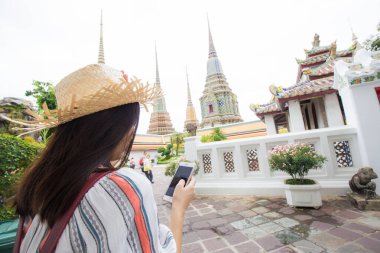 Sırt çantalı güzel Asyalı turist kadın Wat Pho Budist tapınağı Bangkok Tayland 'a seyahat ediyor.
