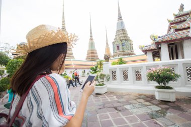 Sırt çantalı güzel Asyalı turist kadın Wat Pho Budist tapınağı Bangkok Tayland 'a seyahat ediyor.