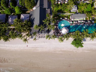 Hava manzaralı tropikal beyaz deniz plajı güzel otel sahili Hindistan cevizi palmiye ağacı yaz tatili arka planı