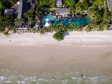 Hava manzaralı tropikal beyaz deniz plajı güzel otel sahili Hindistan cevizi palmiye ağacı yaz tatili arka planı