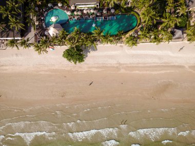Hava manzaralı tropikal beyaz deniz plajı güzel otel sahili Hindistan cevizi palmiye ağacı yaz tatili arka planı