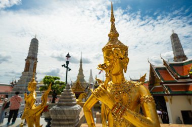 Budist Tapınağı 'ndaki altın melek heykeli Wat Phra Kaew Büyük Sarayı Tayland Bangkok' taki zümrüt Budist tapınağı.