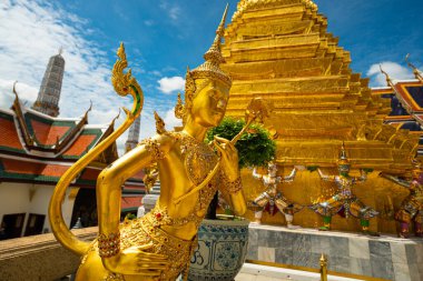 Budist Tapınağı 'ndaki altın melek heykeli Wat Phra Kaew Büyük Sarayı Tayland Bangkok' taki zümrüt Budist tapınağı.