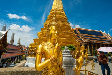 Budist Tapınağı 'ndaki altın melek heykeli Wat Phra Kaew Büyük Sarayı Tayland Bangkok' taki zümrüt Budist tapınağı.