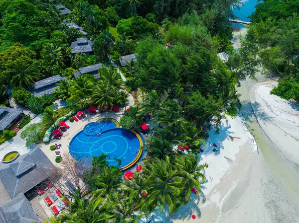 Hava manzaralı tropikal beyaz deniz plajı güzel otel sahili Hindistan cevizi palmiye ağacı yaz tatili arka planı