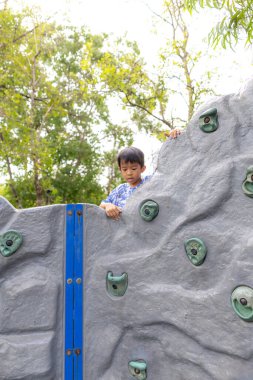 Maceracı küçük çocuk dağdaki uçuruma tırman oyun parkına rahatla