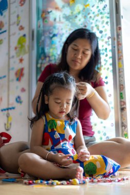 Çok güzel Asyalı bir anne ve çok güzel bir kızı var.