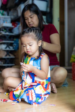 Çok güzel Asyalı bir anne ve çok güzel bir kızı var.
