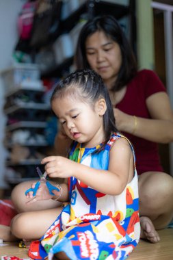 Çok güzel Asyalı bir anne ve çok güzel bir kızı var.