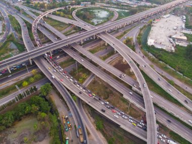 Şehir taşımacılığı trafiği kavşağı yolu ile araç araç hareketliliği alacakaranlık hava görüntüsü taşımacılık endüstrisi