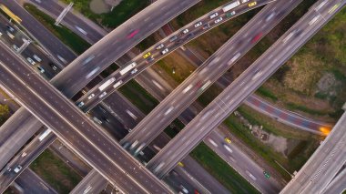 Şehir taşımacılığı trafiği kavşağı yolu ile araç araç hareketliliği alacakaranlık hava görüntüsü taşımacılık endüstrisi