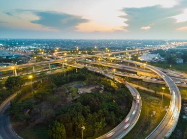 Şehir taşımacılığı trafiği kavşağı yolu ile araç araç hareketliliği alacakaranlık hava görüntüsü taşımacılık endüstrisi