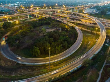 Şehir taşımacılığı trafiği kavşağı yolu ile araç araç hareketliliği alacakaranlık hava görüntüsü taşımacılık endüstrisi