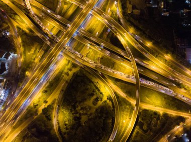 Hava görüntüsü dairesel kavşak taşımacılık şehir karayolu gece hafif araç hareket taşımacılık endüstrisi ile