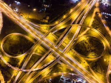 Hava görüntüsü dairesel kavşak taşımacılık şehir karayolu gece hafif araç hareket taşımacılık endüstrisi ile