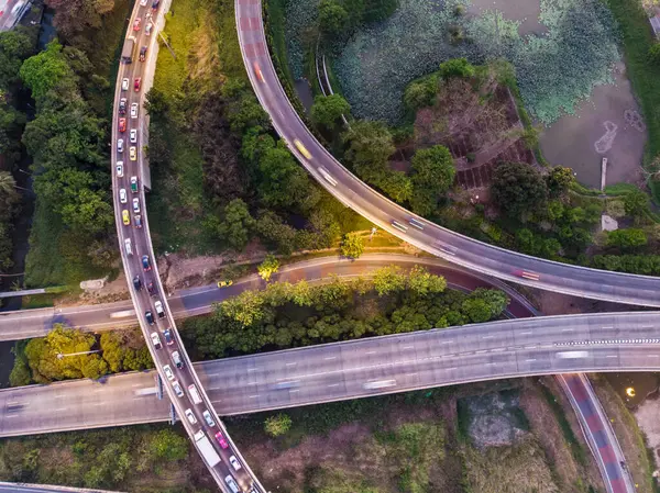 Şehir taşımacılığı trafiği kavşağı yolu ile araç araç hareketliliği alacakaranlık hava görüntüsü taşımacılık endüstrisi