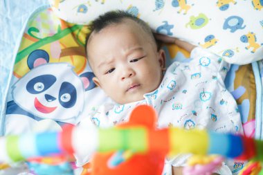 Sevimli bebek bebek çocuk yatakta oyuncak oynarken 4-6 aylık bebek