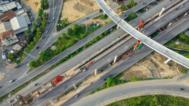 Şehir merkezindeki hava manzaralı ulaşım yolu taşıma endüstrisi
