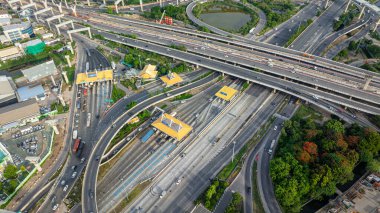 Şehir merkezindeki hava manzaralı ulaşım yolu taşıma endüstrisi