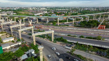 Şehir merkezindeki hava manzaralı ulaşım yolu taşıma endüstrisi