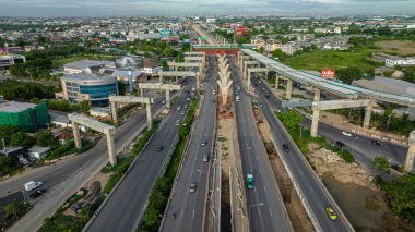 Şehir merkezindeki hava manzaralı ulaşım yolu taşıma endüstrisi