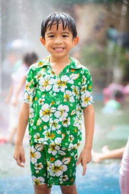 Mutlu Asyalı anaokulu çocuğu Aqua Park 'ta yaz tatili aktivitelerinin tadını çıkarıyor.