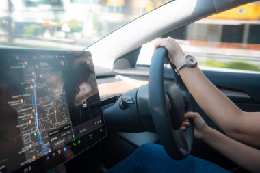 Araba kullanan kadın. Güvenli yolculukta navigatör GPS yardımı ekranda.