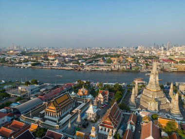 Şafak vakti Wat Arun Tapınağı 'nın hava manzaralı tapınağı. Bangkok Tayland' a seyahat.