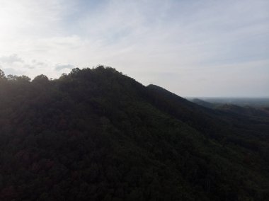 Hava manzaralı siluet dağ günbatımı. Tropikal orman gökyüzü ve bulutlu doğa manzarası.