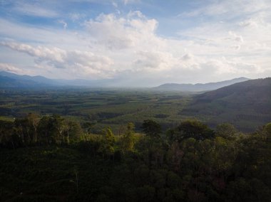 Hava manzaralı siluet dağ günbatımı. Tropikal orman gökyüzü ve bulutlu doğa manzarası.
