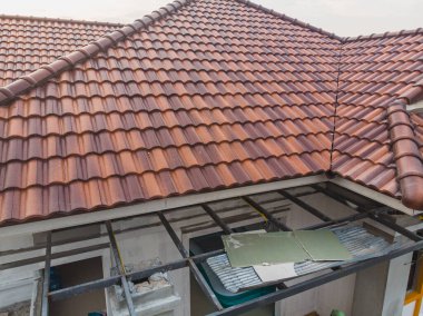 Havadan görünüşlü modern ev çatısı. Kahverengi tuğladan çatı yeni ev.