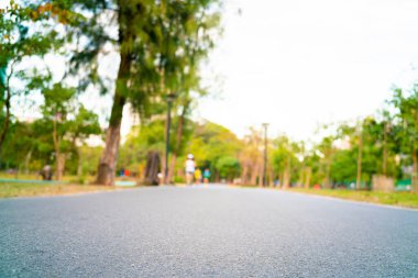 Yeşil Park doğa arka planında boş asfalt yol geçidi