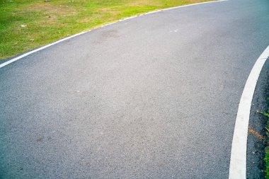 Yeşil Park doğa arka planında boş asfalt yol geçidi