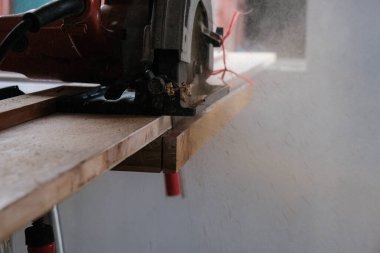 Ahşap kapı çalışma aracı modern modern ev rustik ahşap kapıyı yenile