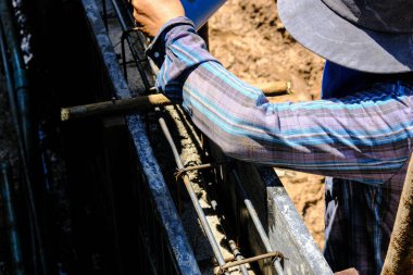 İnşaat işçileri beton duvara beton döküyor. Yeni ev inşaat endüstrisi.