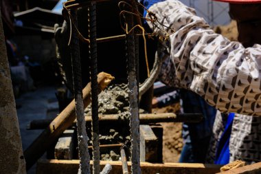 İnşaat işçileri beton duvara beton döküyor. Yeni ev inşaat endüstrisi.