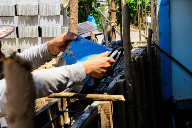 İnşaat işçileri beton duvara beton döküyor. Yeni ev inşaat endüstrisi.