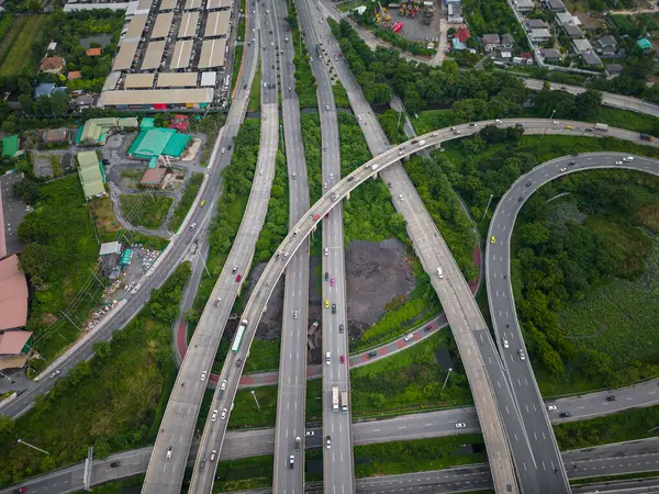 Hava taşımacılığı asfalt şehir kavşağı yolu yeşil ağaç orman parkı taşımacılığı endüstrisi