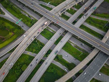 Hava taşımacılığı asfalt şehir kavşağı yolu yeşil ağaç orman parkı taşımacılığı endüstrisi